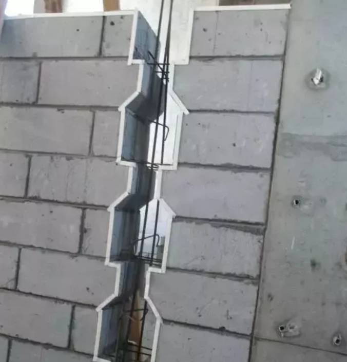它就是所谓的马牙槎(cha),是砖墙留槎处的一种砌筑方法